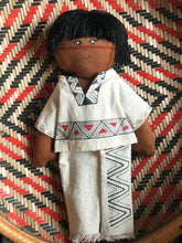 Carregar imagem no visualizador da galeria, Boneco Indígena Masculino We’e’ena Tikuna🏹