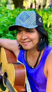 Boné indígena com grafismo