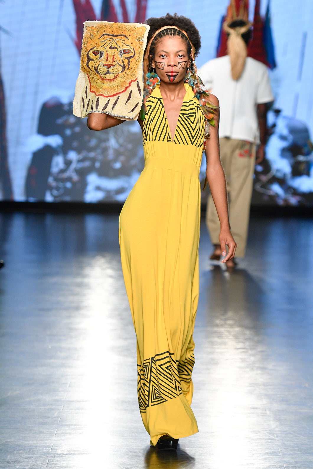 Vestido feminino Ngobümatü, cor amarelo. Material super confortavel que define sua cintura.